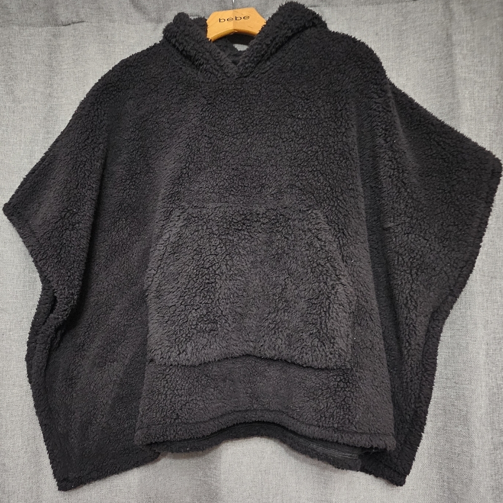 Jenni Hooded Sherpa Kangaroo Pocket Poncho Black OS MSRP $78 New - Picture 2 of 9